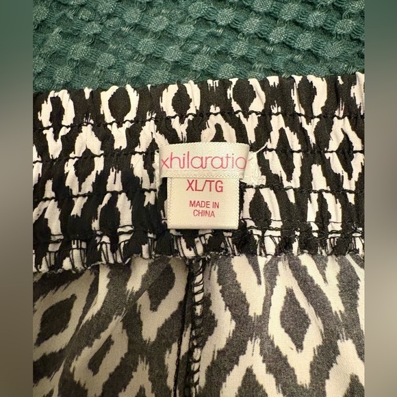 Black and White Geometric Joggers - Picture 4 of 4